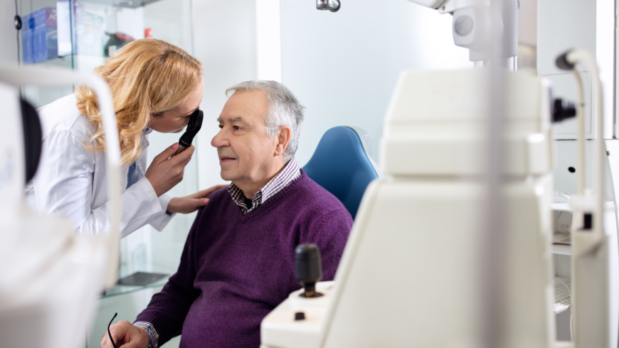 Synförändringar kan komma smygande, därför är det viktigt att som äldre undersöka synen ofta Foto: Shutterstock